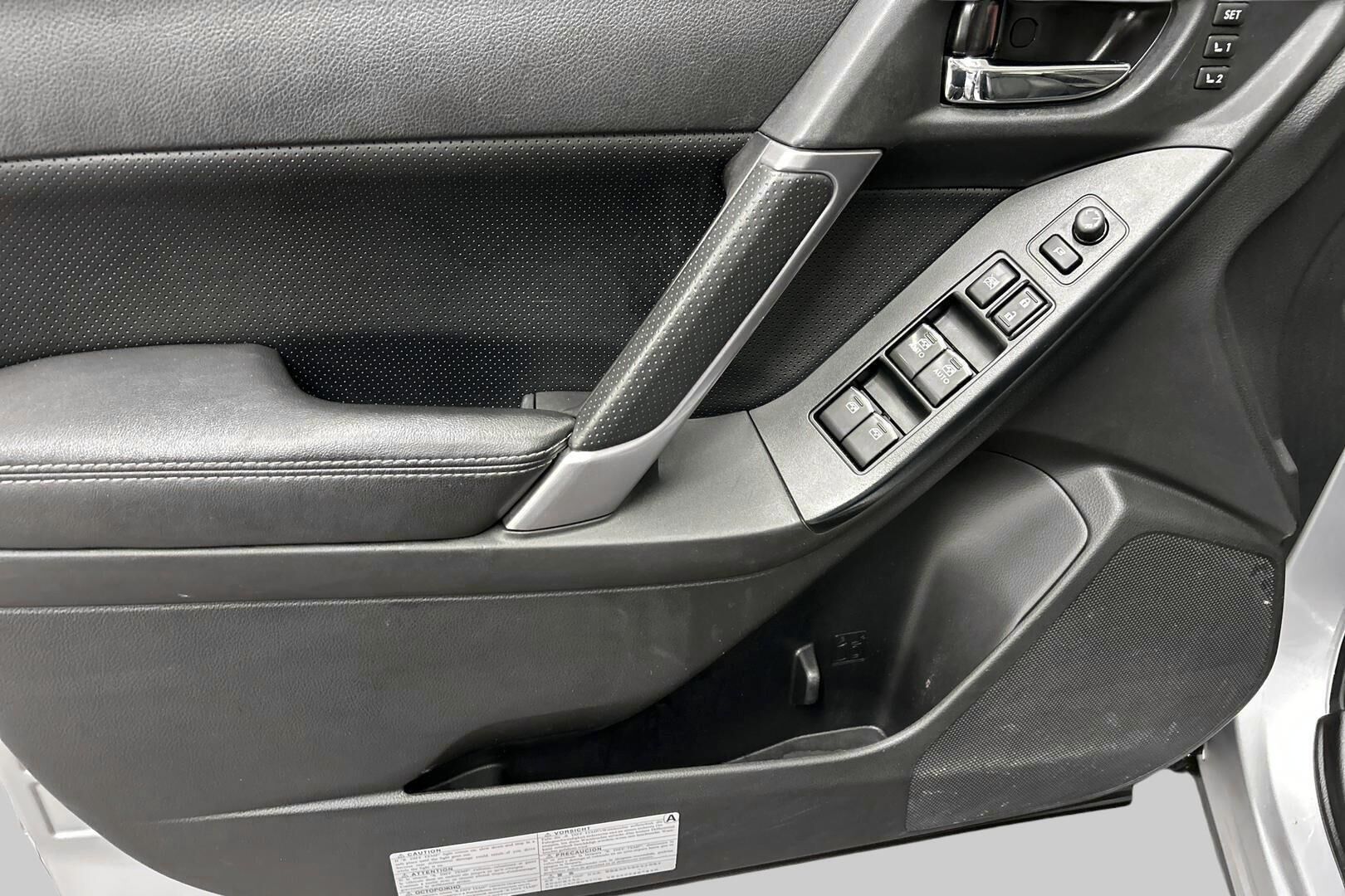 Subaru Forester iso kuva 13