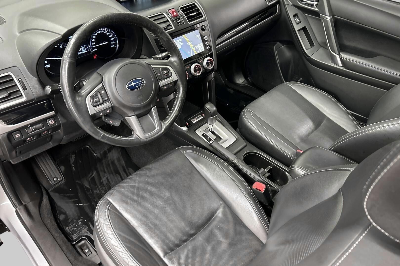 Subaru Forester iso kuva 8