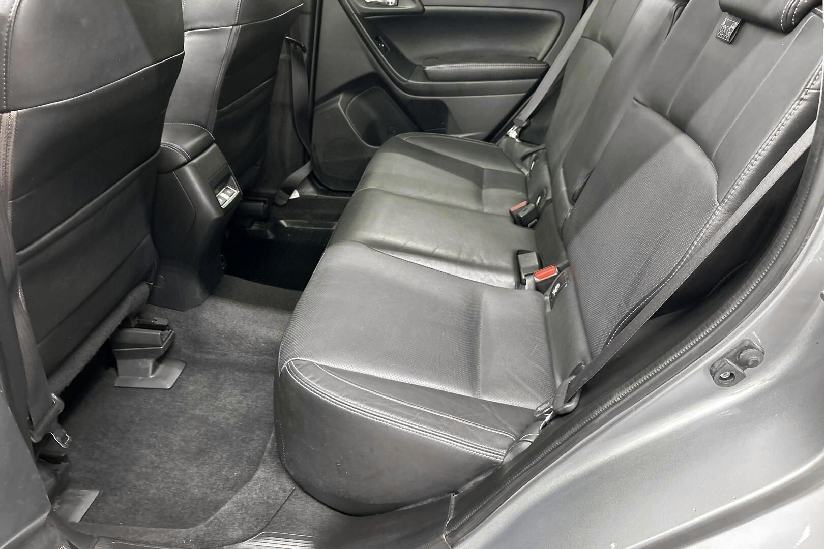 Subaru Forester iso kuva 9