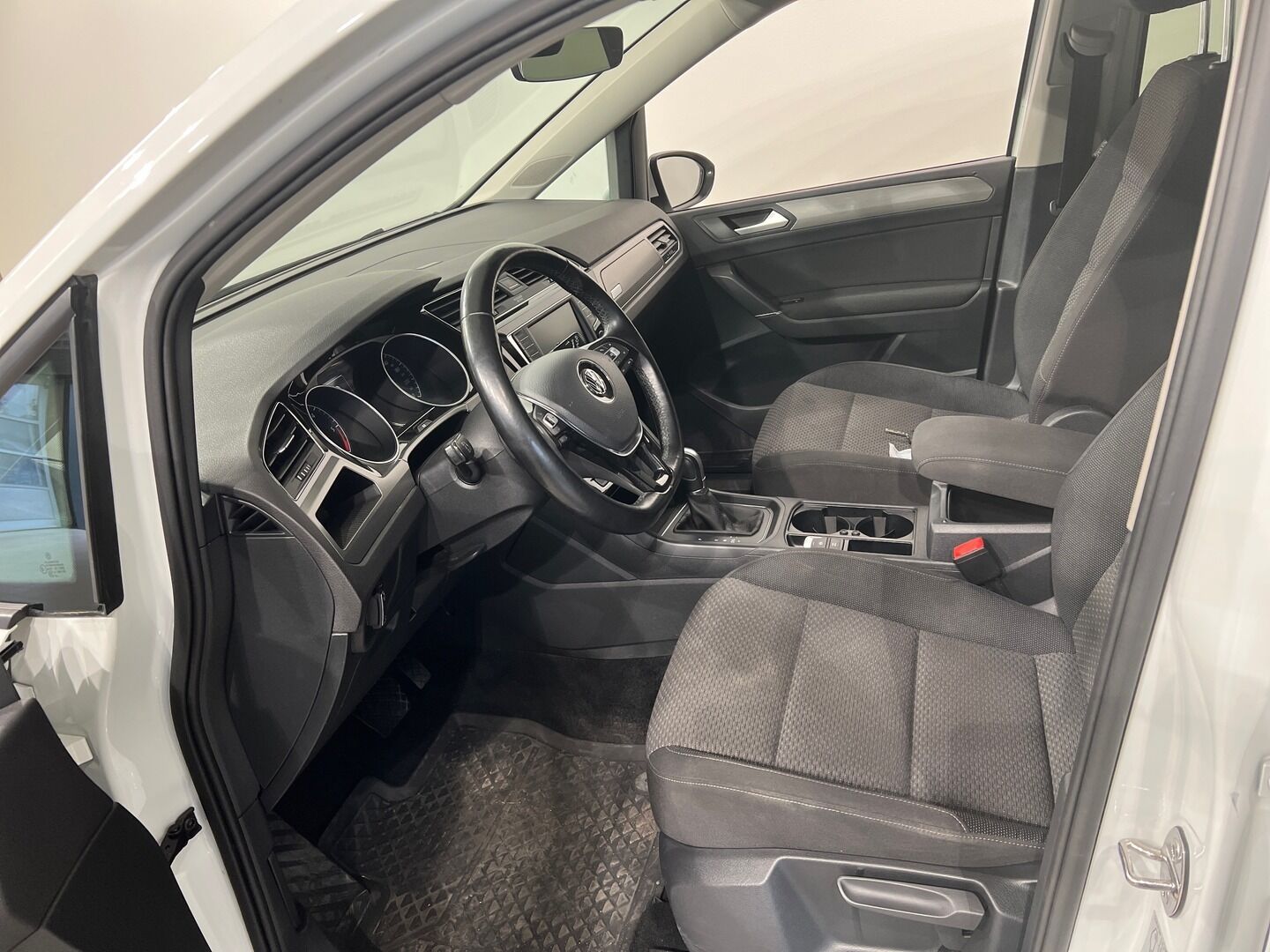 Volkswagen Touran iso kuva 10