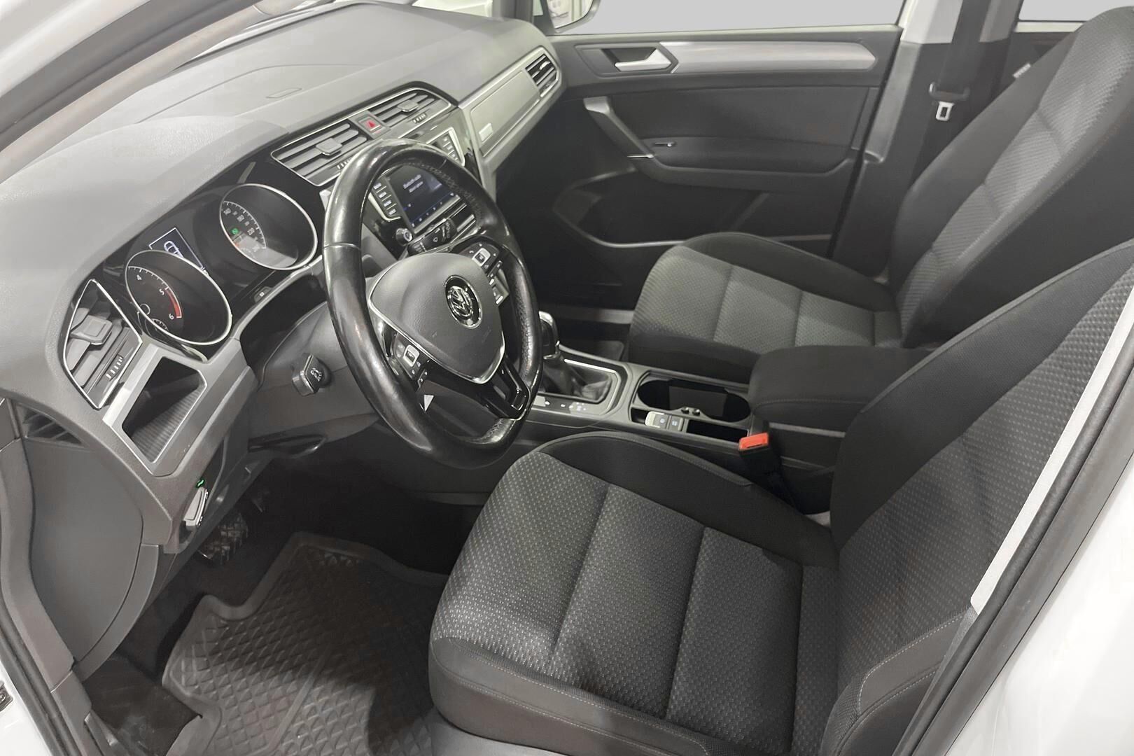 Volkswagen Touran iso kuva 9