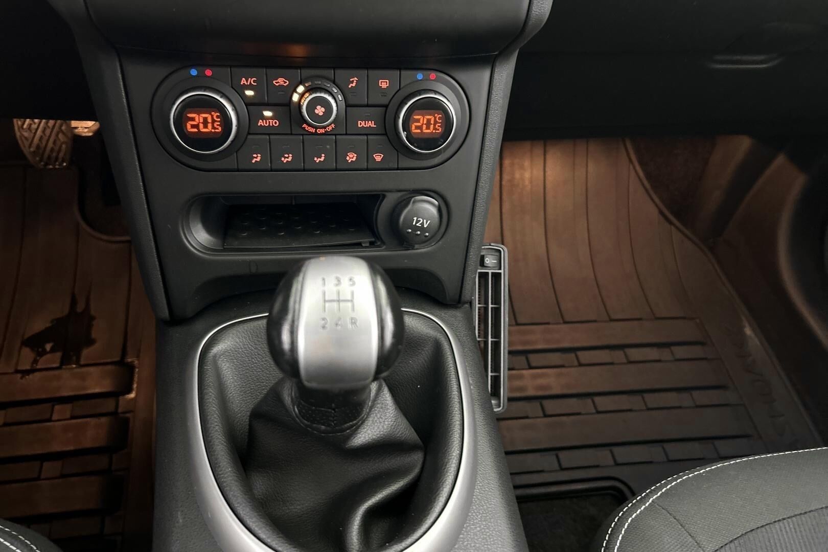 Nissan Qashqai+2 iso kuva 15