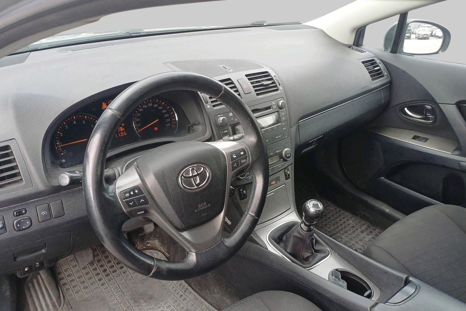 Toyota Avensis iso kuva 2