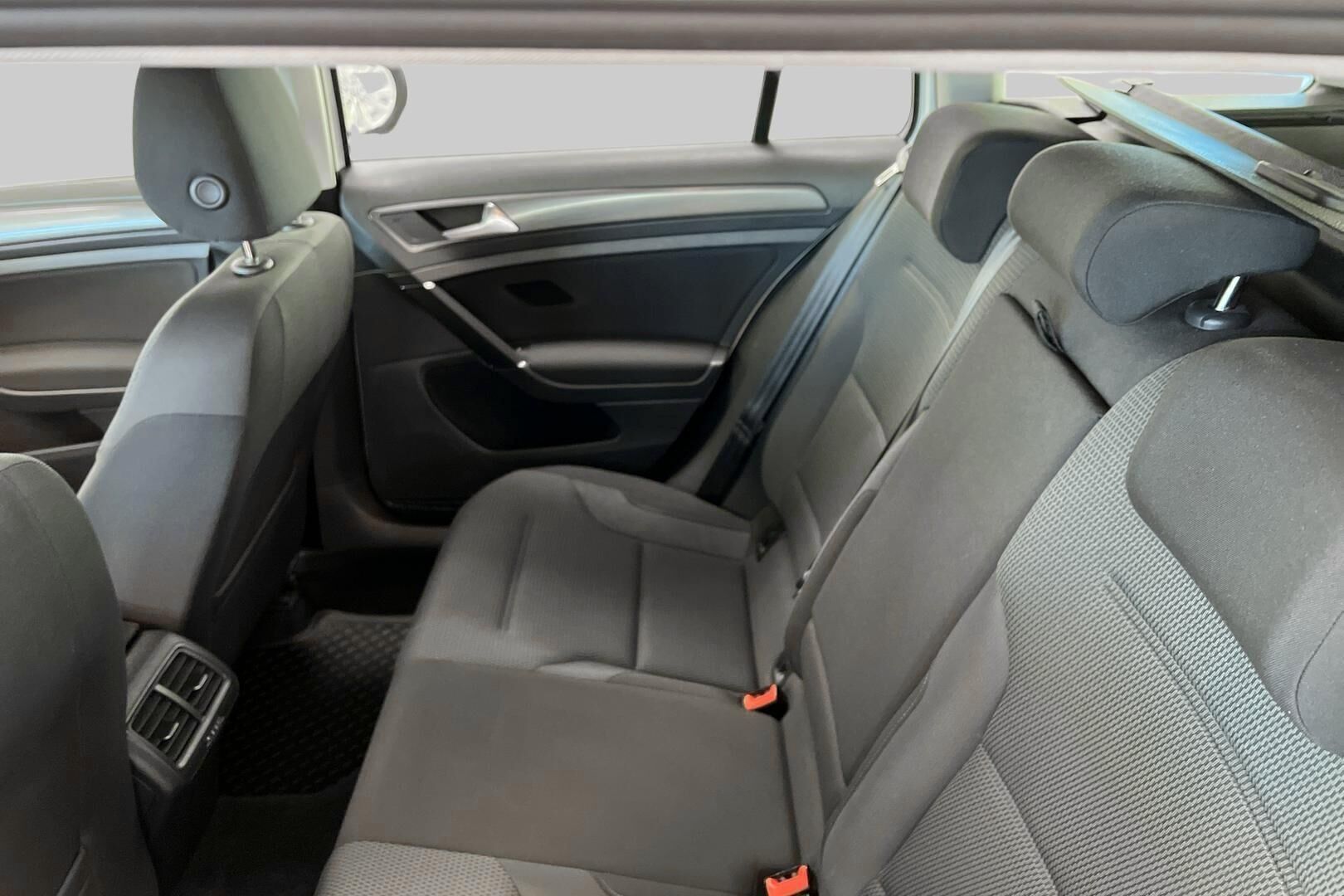 Volkswagen Golf iso kuva 9