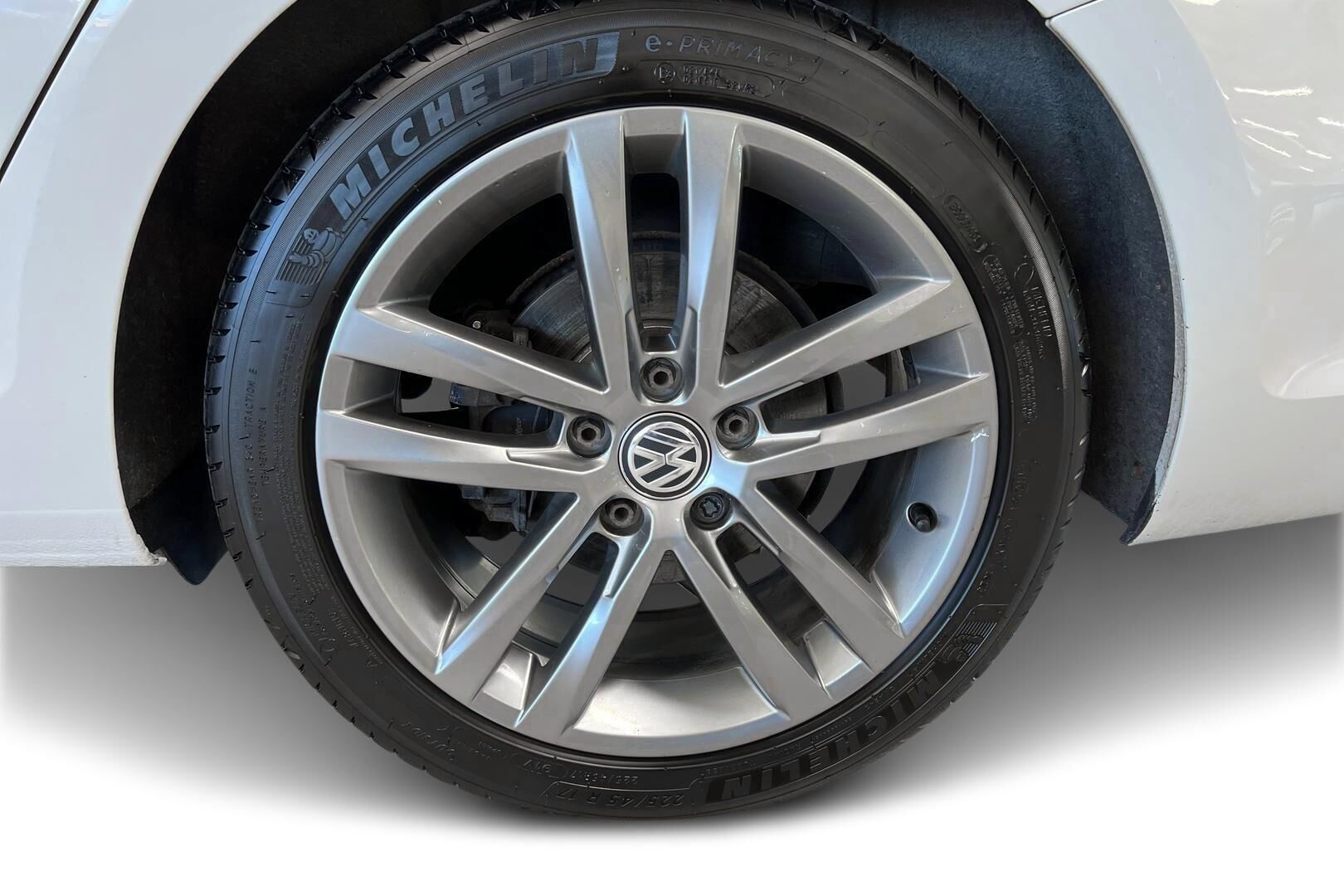 Volkswagen Golf iso kuva 11