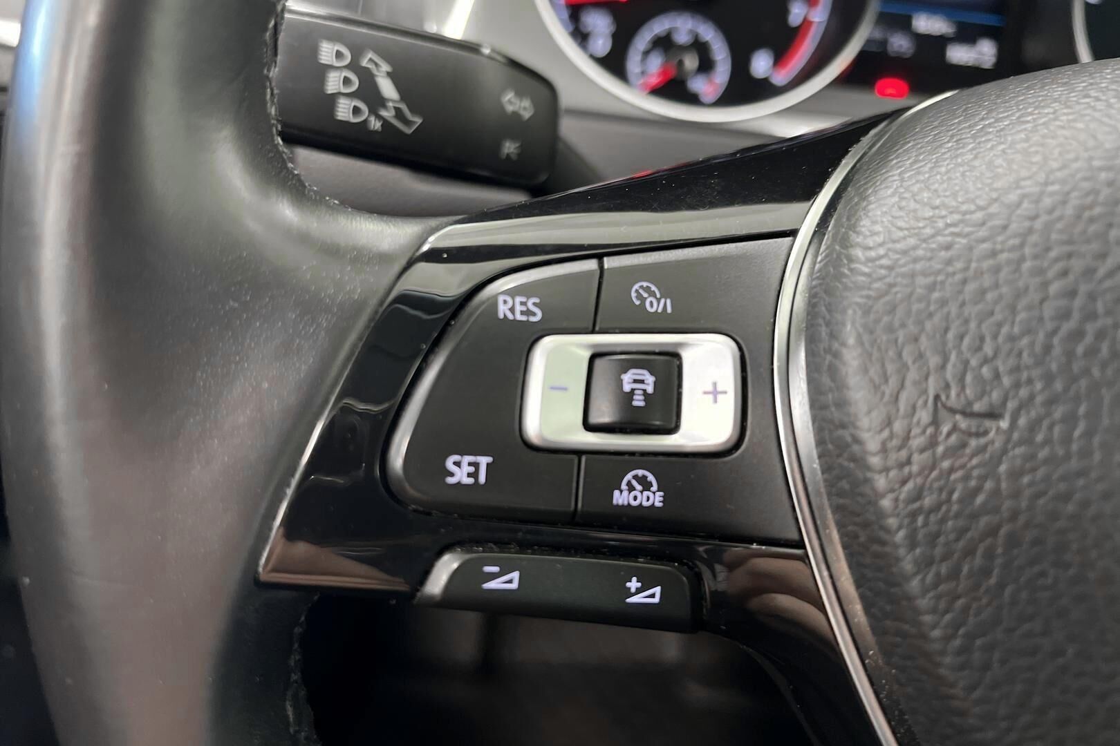 Volkswagen Golf iso kuva 15