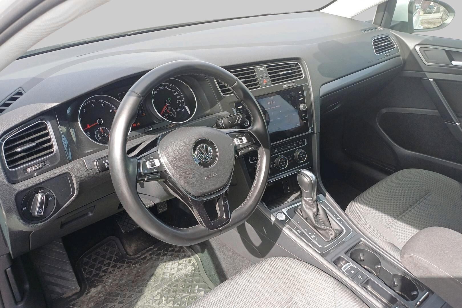 Volkswagen Golf iso kuva 2