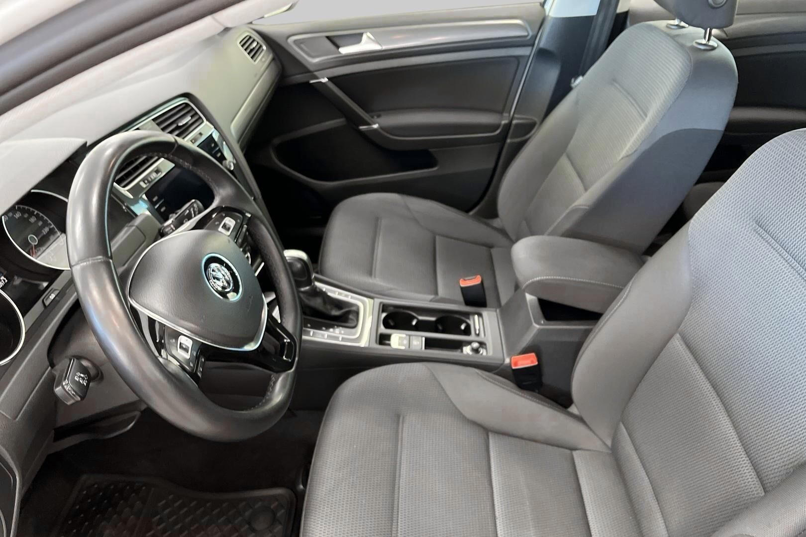 Volkswagen Golf iso kuva 8