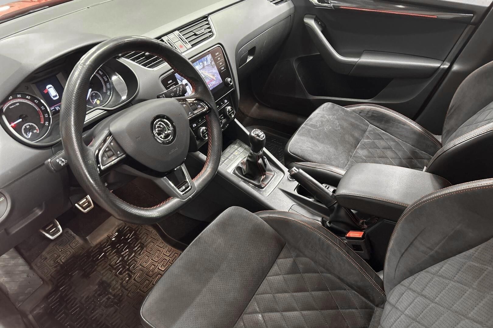 Skoda Octavia iso kuva 8