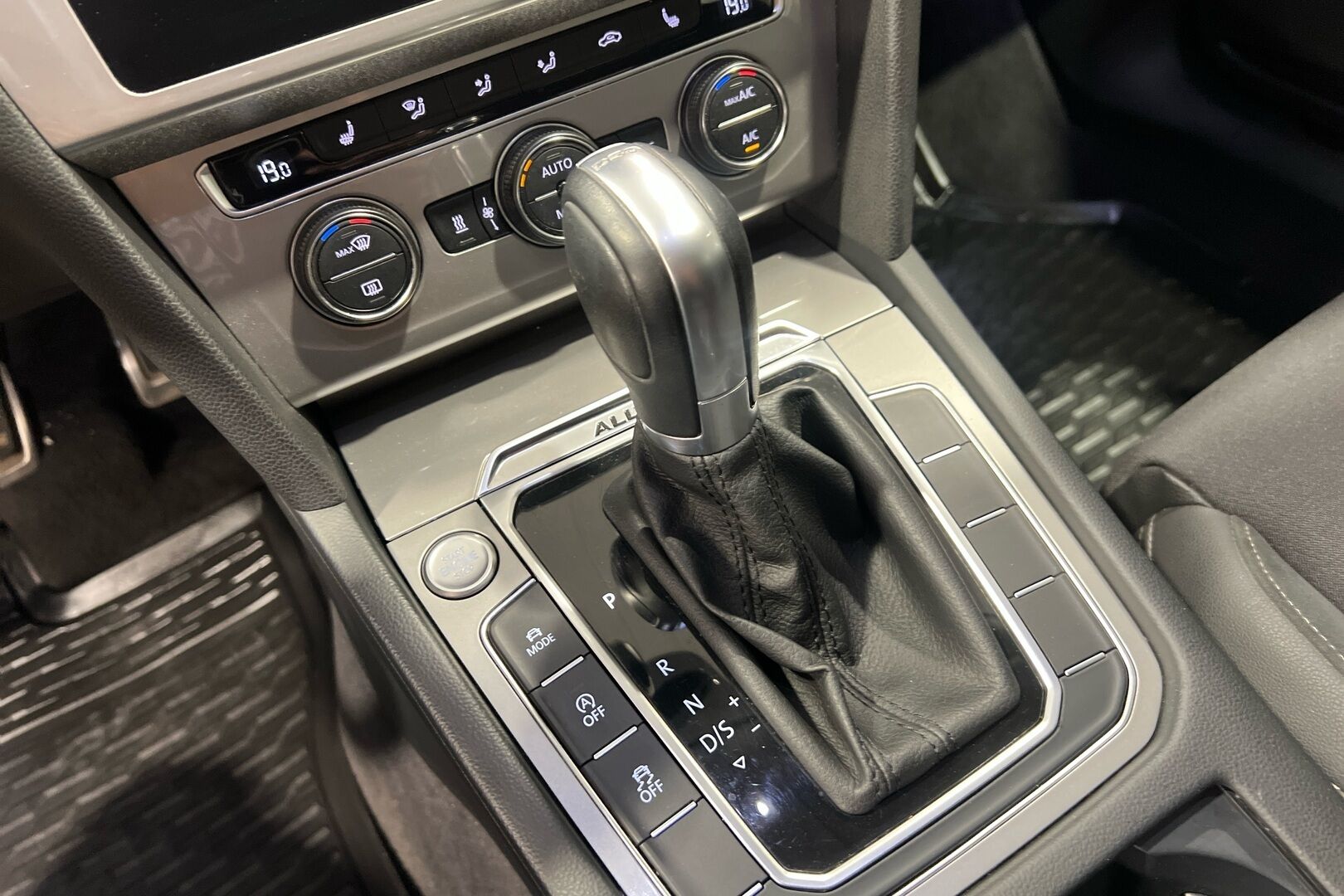 Volkswagen Passat iso kuva 16