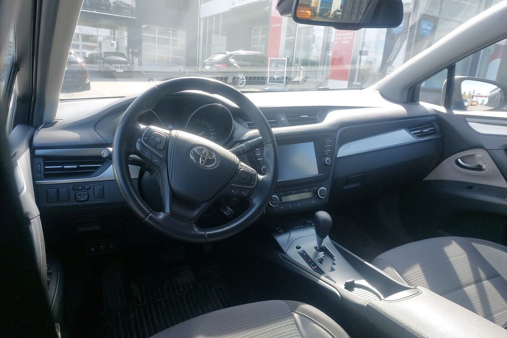 Toyota Avensis iso kuva 1