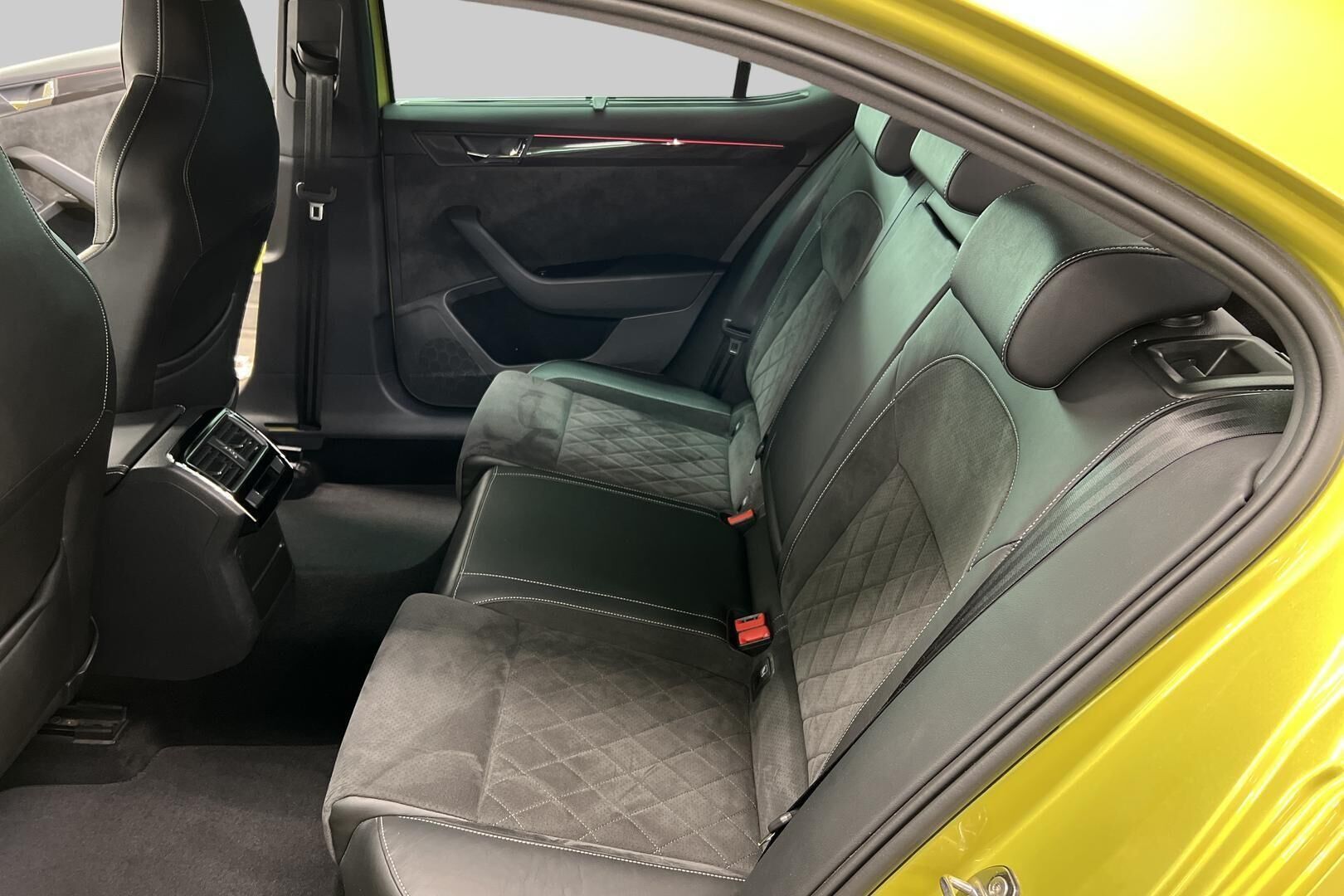 Skoda Superb iso kuva 10