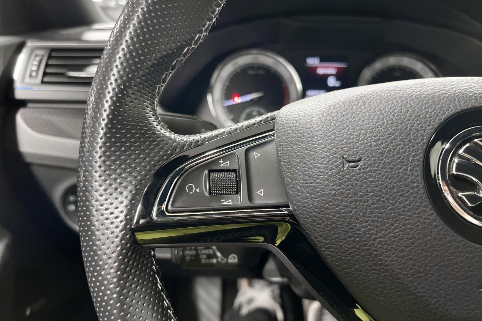 Skoda Superb iso kuva 17