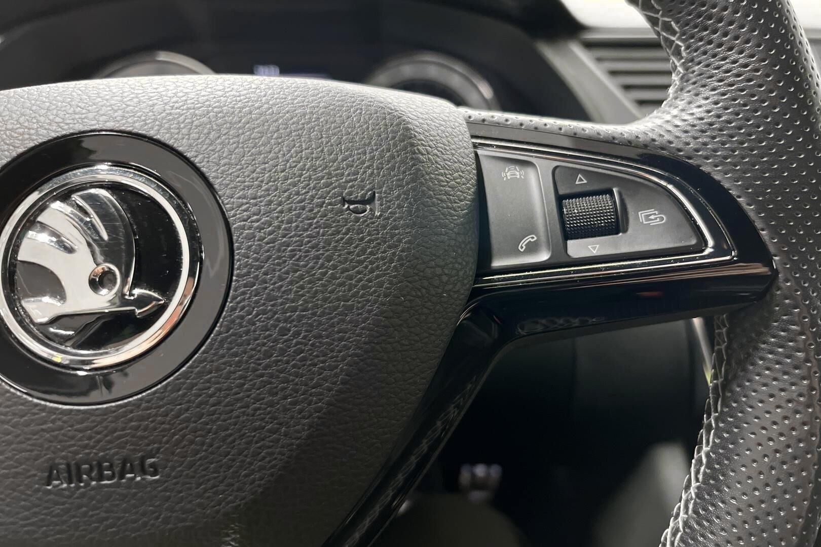 Skoda Superb iso kuva 18