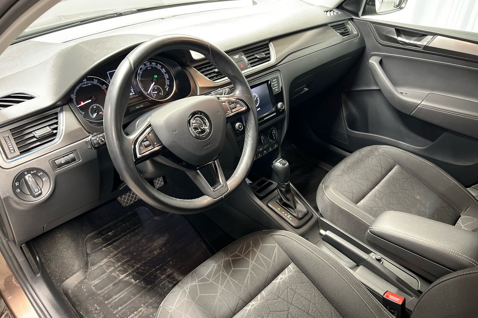 Skoda Rapid iso kuva 6