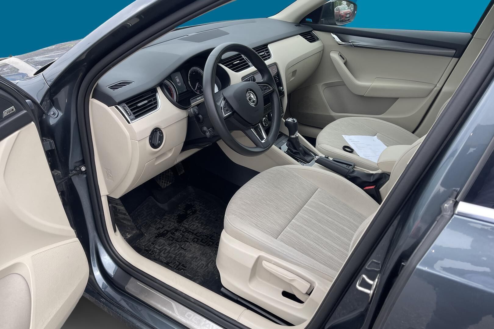 Skoda Octavia iso kuva 2