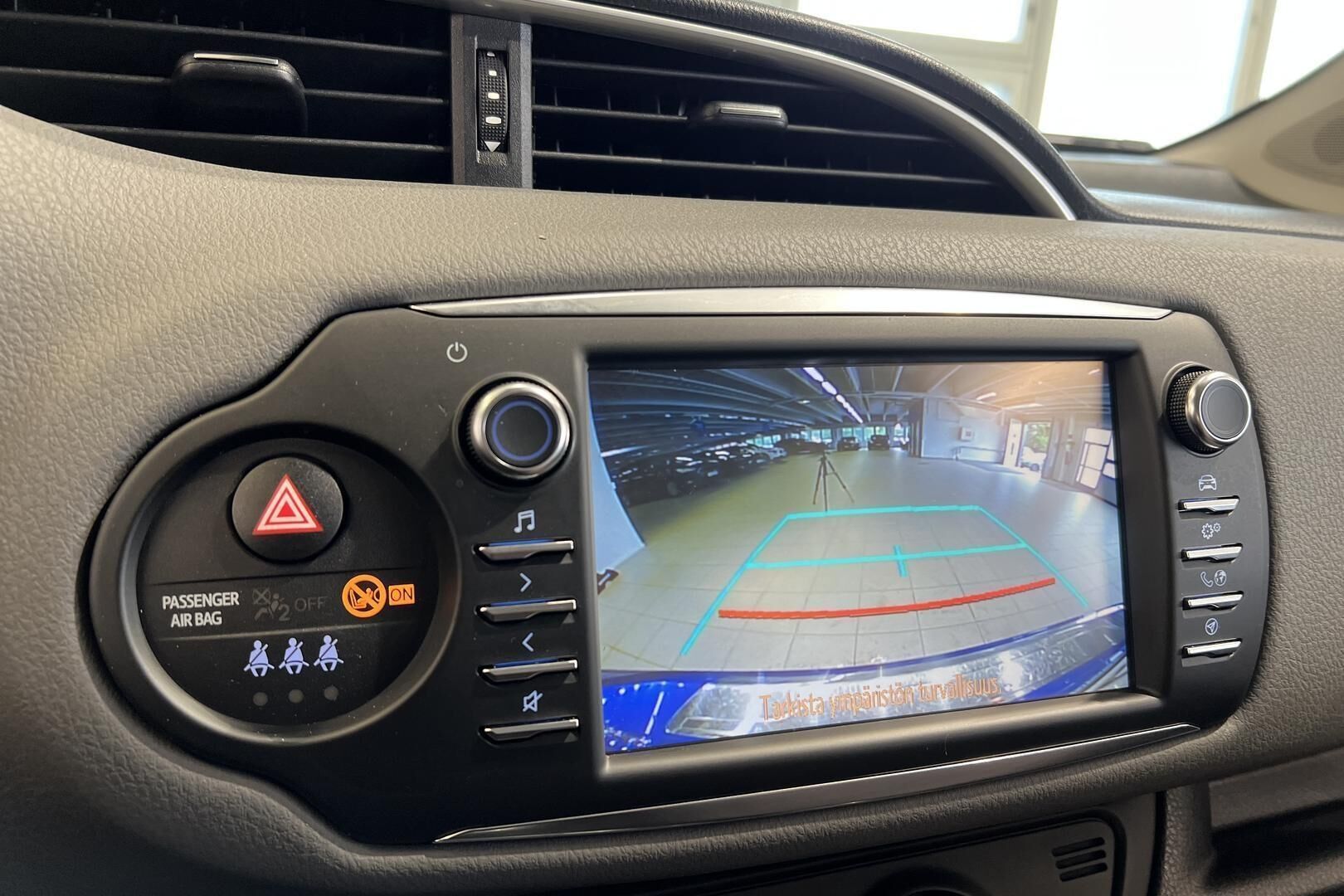 Toyota Yaris iso kuva 15