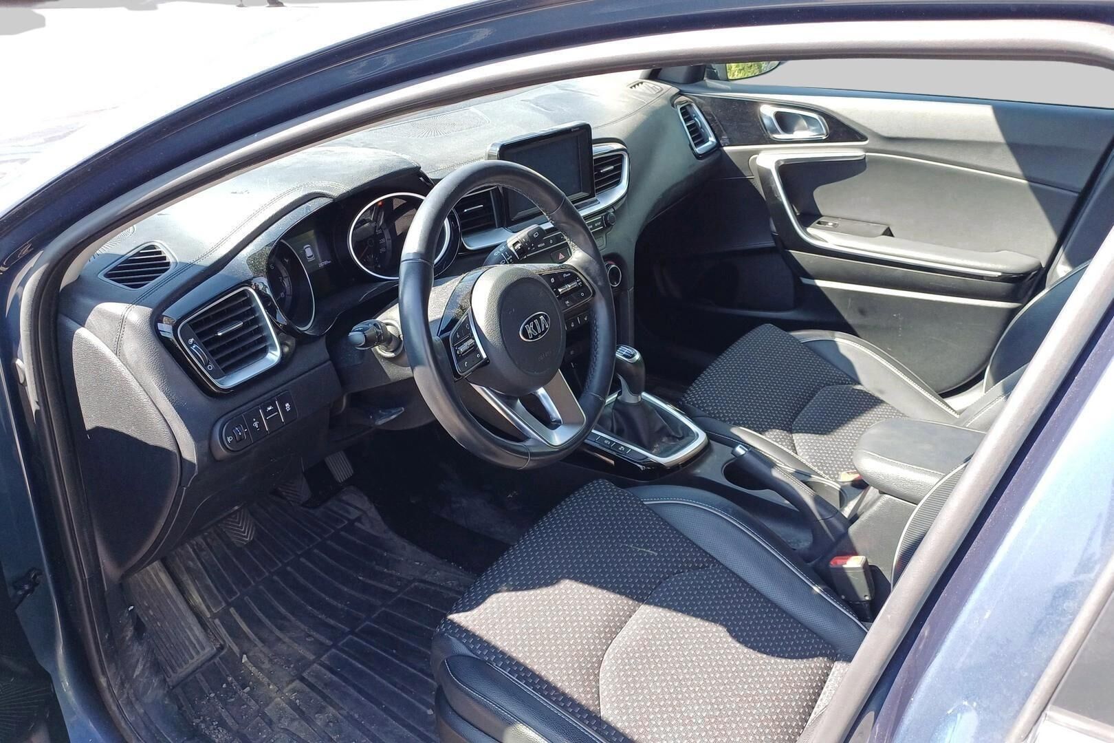 Kia Ceed iso kuva 2