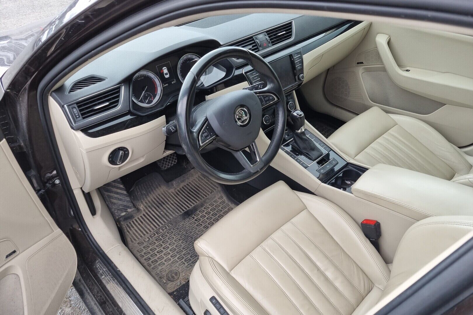 Skoda Superb iso kuva 1