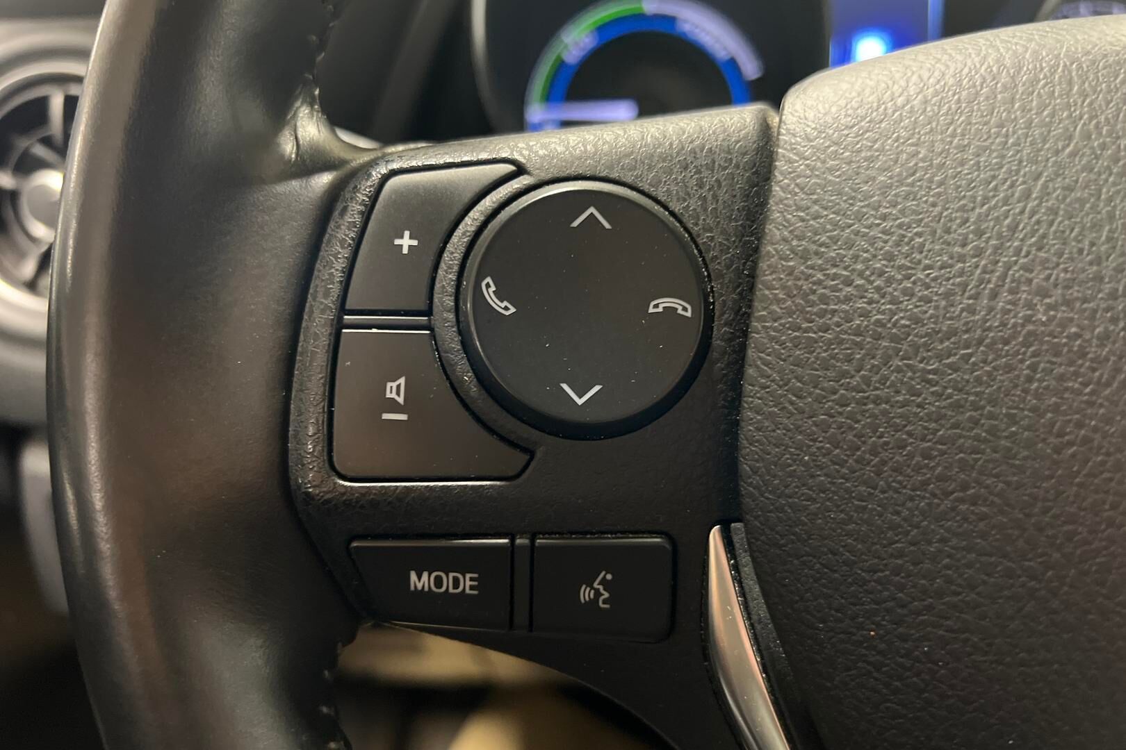 Toyota Auris iso kuva 16