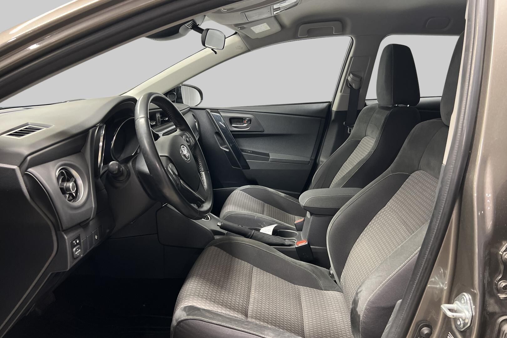 Toyota Auris iso kuva 8