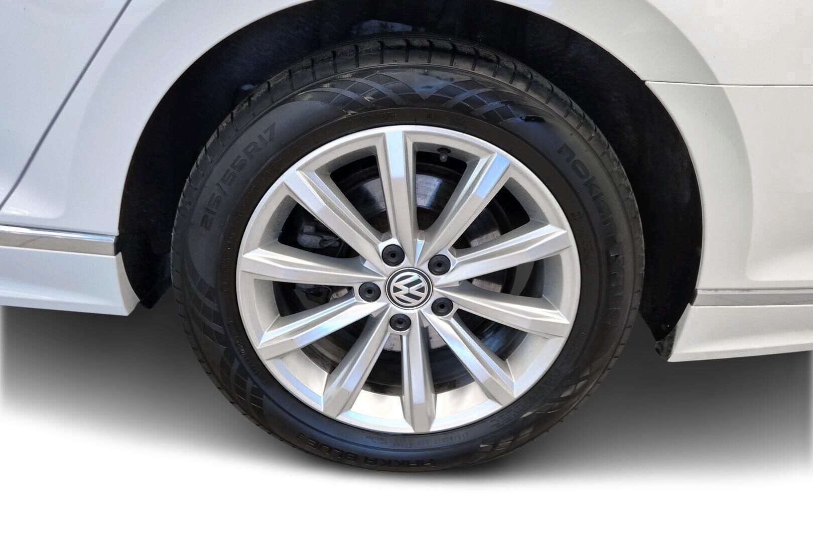 Volkswagen Passat iso kuva 11
