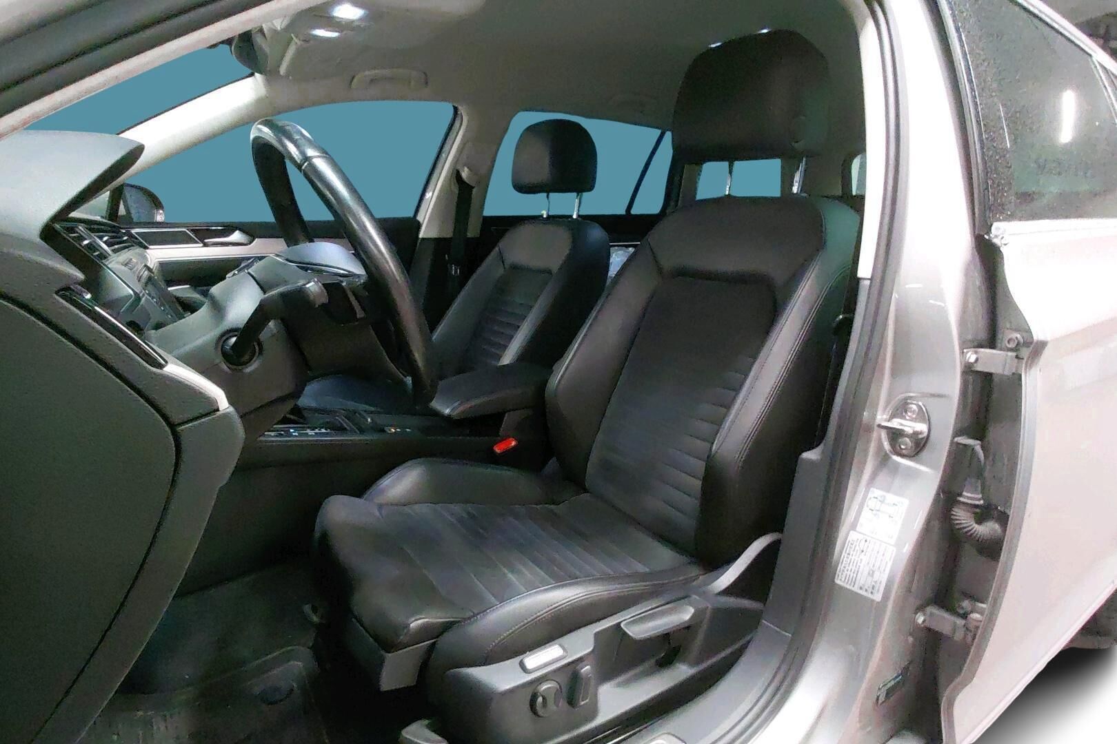 Volkswagen Passat iso kuva 4