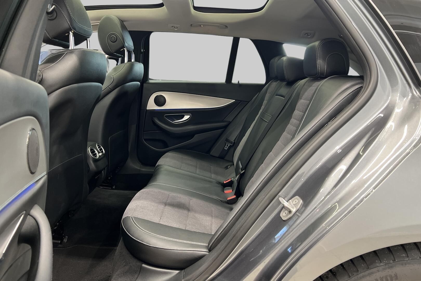 Mercedes-Benz E iso kuva 10