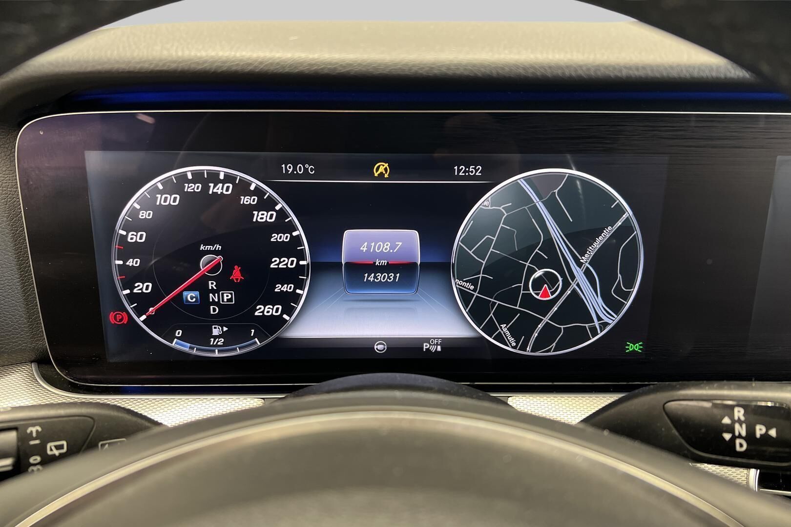 Mercedes-Benz E iso kuva 14