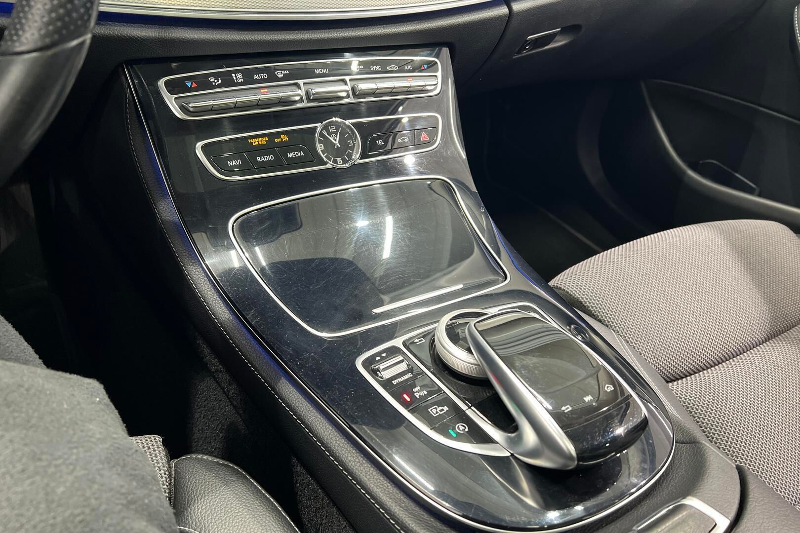 Mercedes-Benz E iso kuva 23