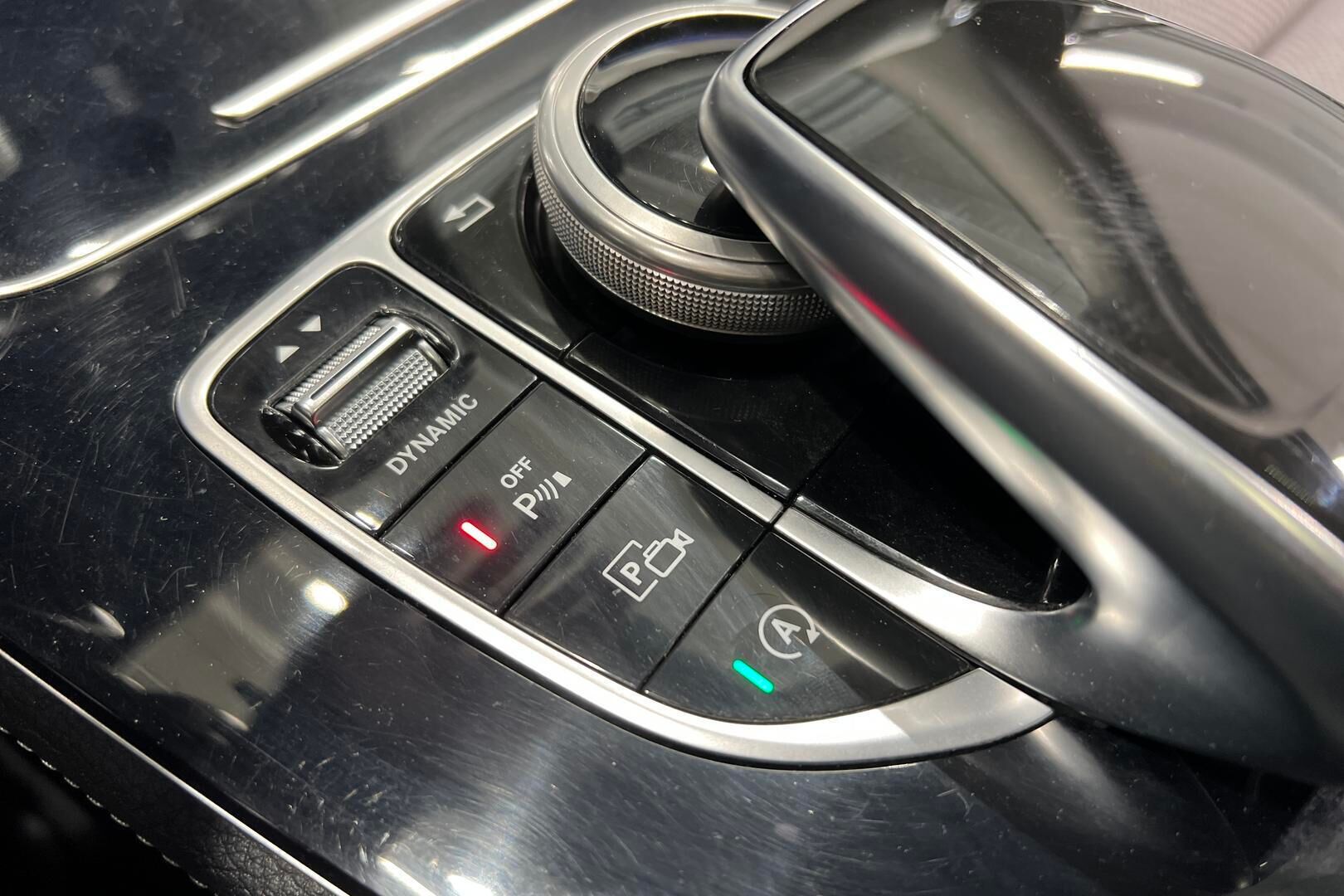 Mercedes-Benz E iso kuva 25