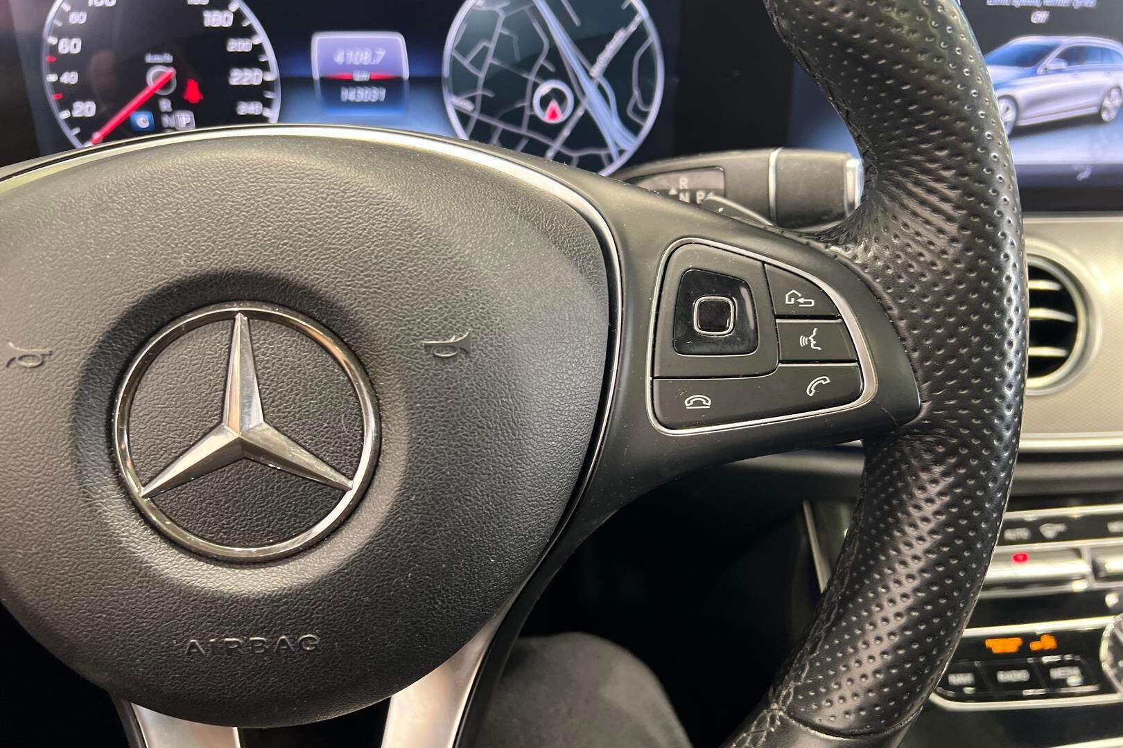 Mercedes-Benz E iso kuva 28
