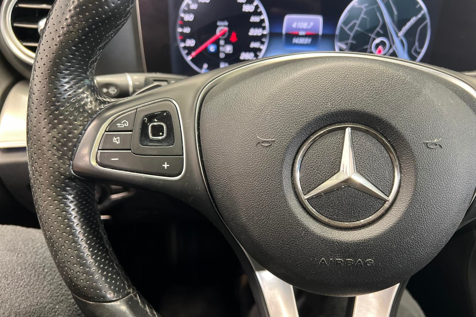 Mercedes-Benz E iso kuva 29
