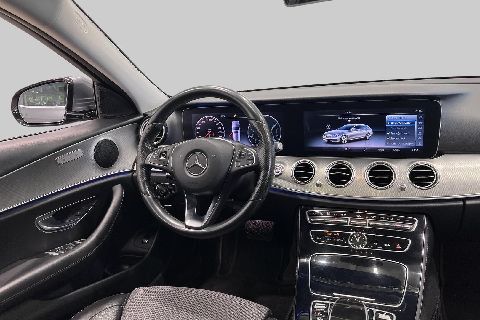 Mercedes-Benz E iso kuva 35