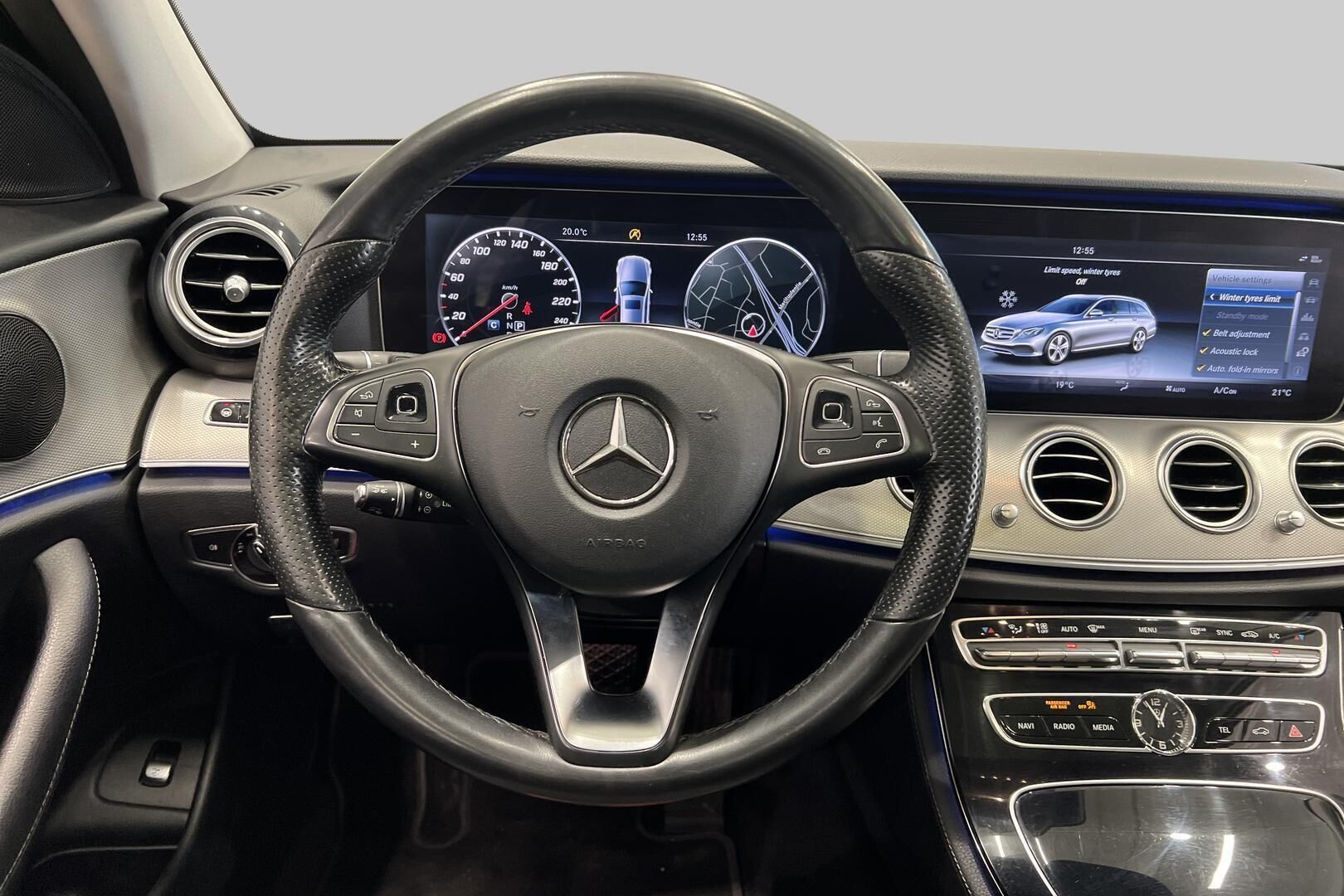 Mercedes-Benz E iso kuva 36