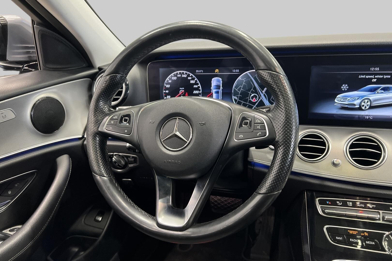 Mercedes-Benz E iso kuva 37