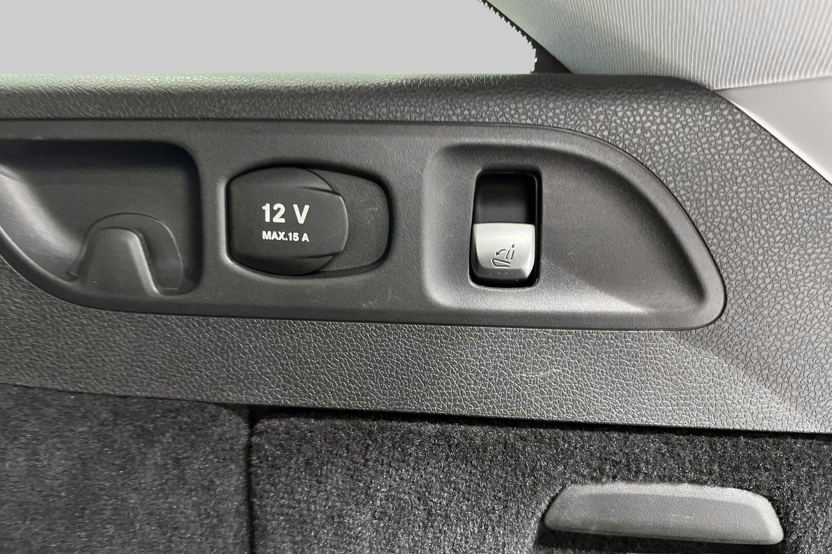 Mercedes-Benz E iso kuva 39
