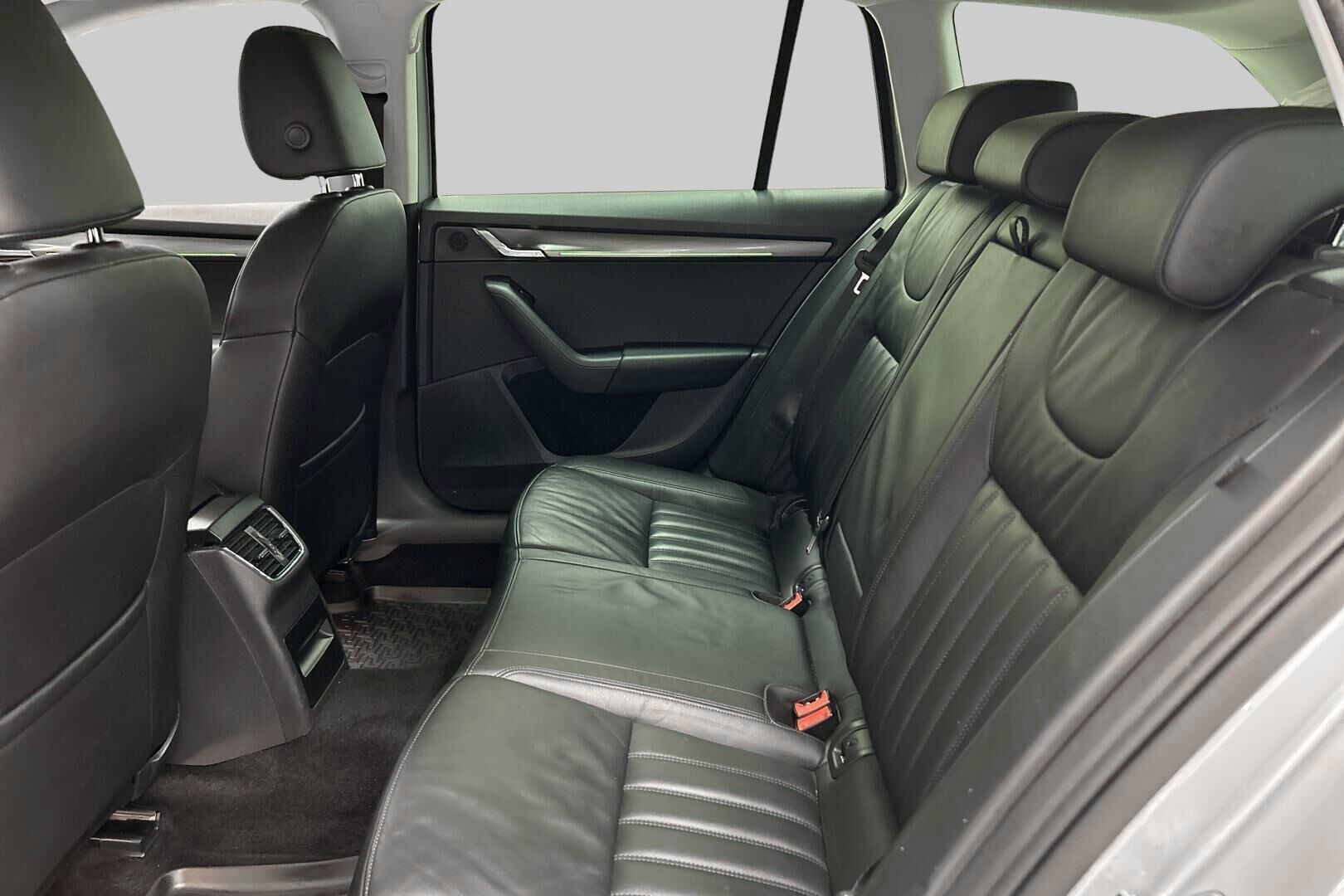 SKODA Octavia iso kuva 10