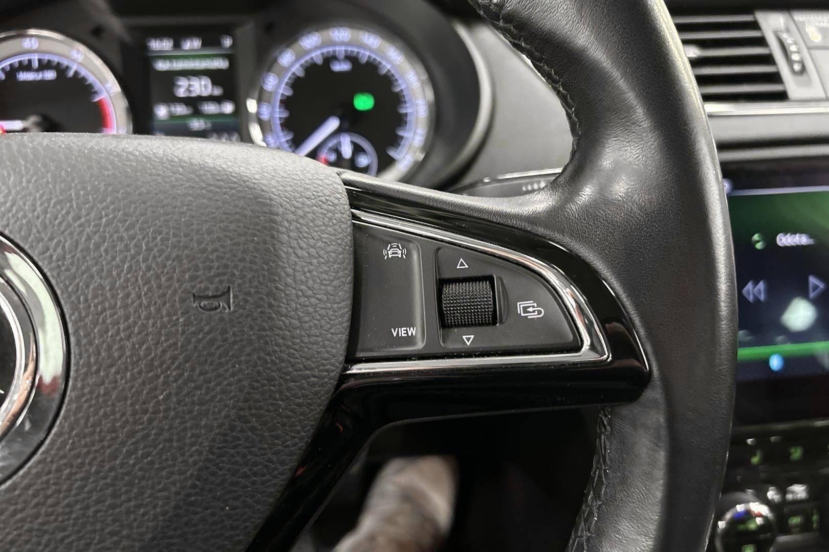SKODA Octavia iso kuva 16