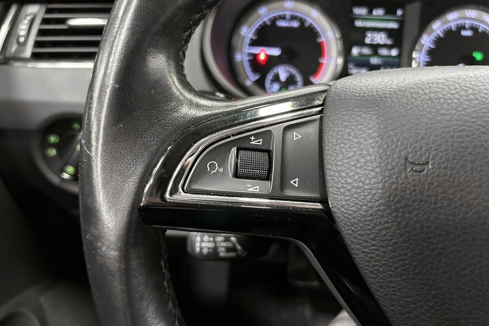 SKODA Octavia iso kuva 17