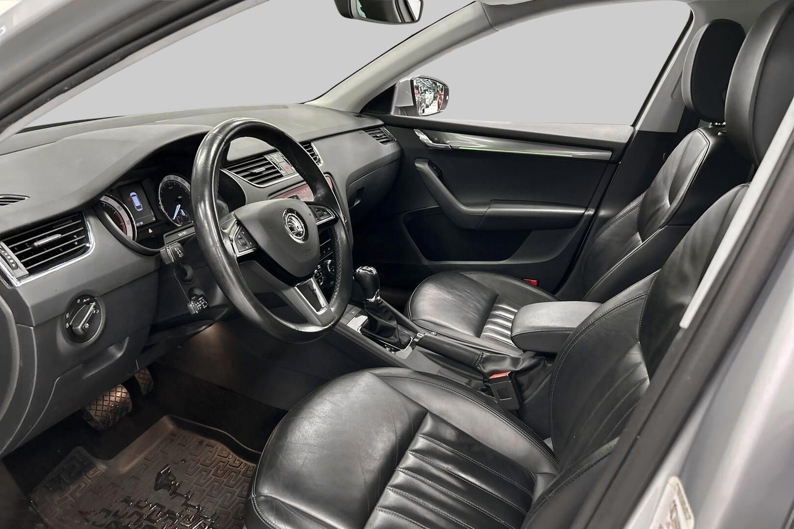 SKODA Octavia iso kuva 9