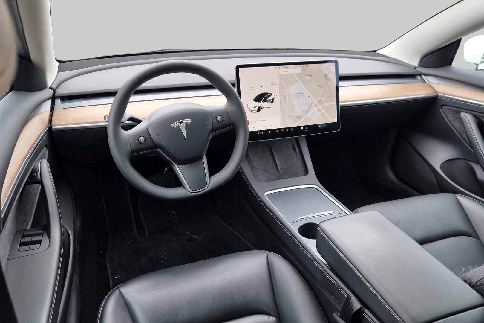 Tesla Model 3 iso kuva 2