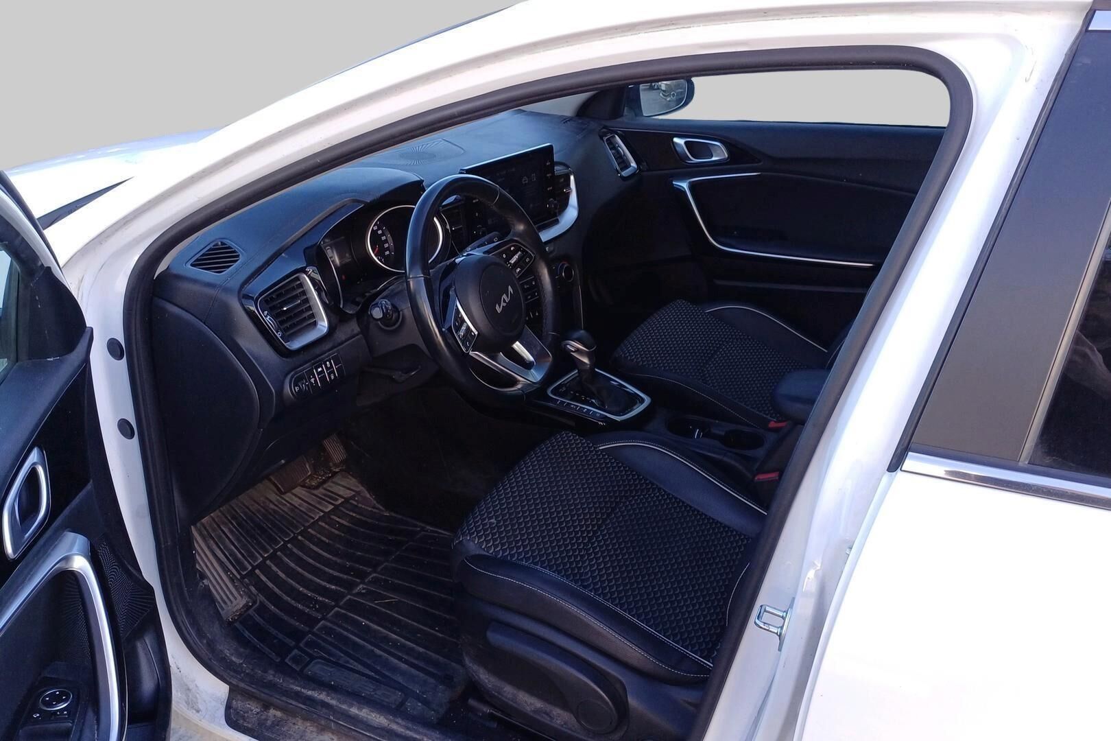 Kia Ceed iso kuva 2