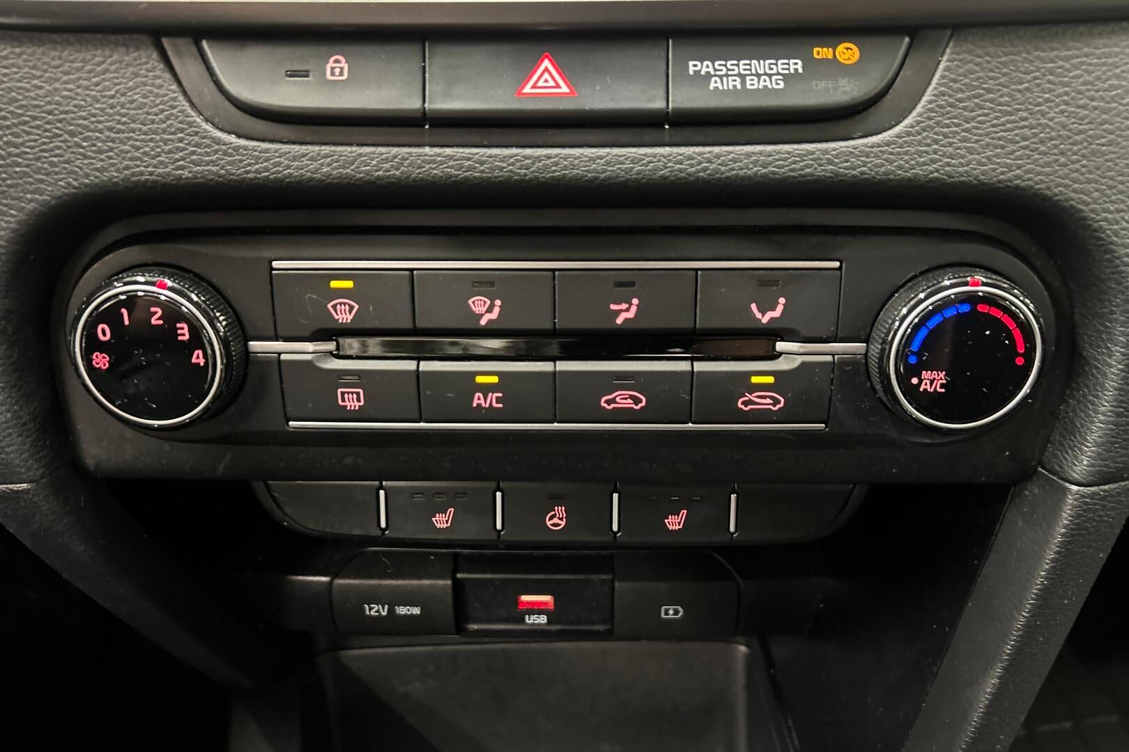 Kia Ceed iso kuva 15