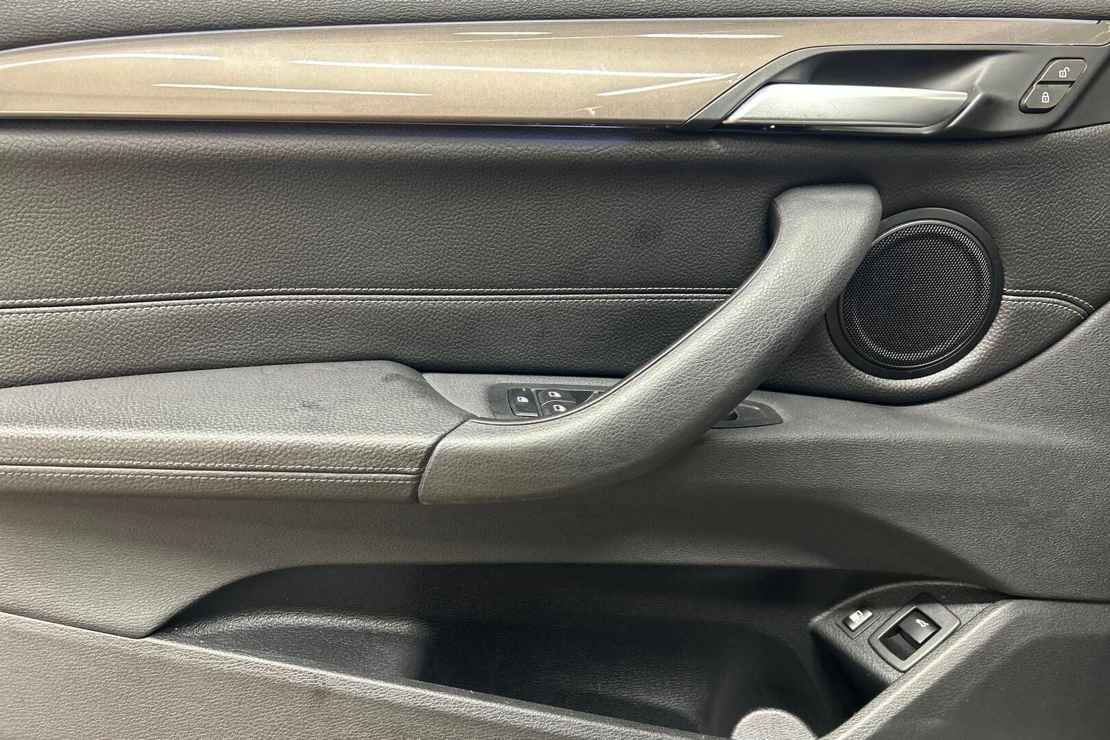 BMW X1 iso kuva 14