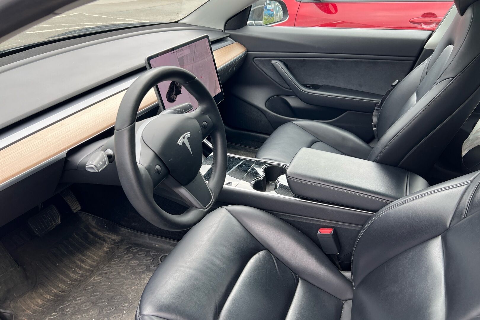 Tesla Model 3 iso kuva 1