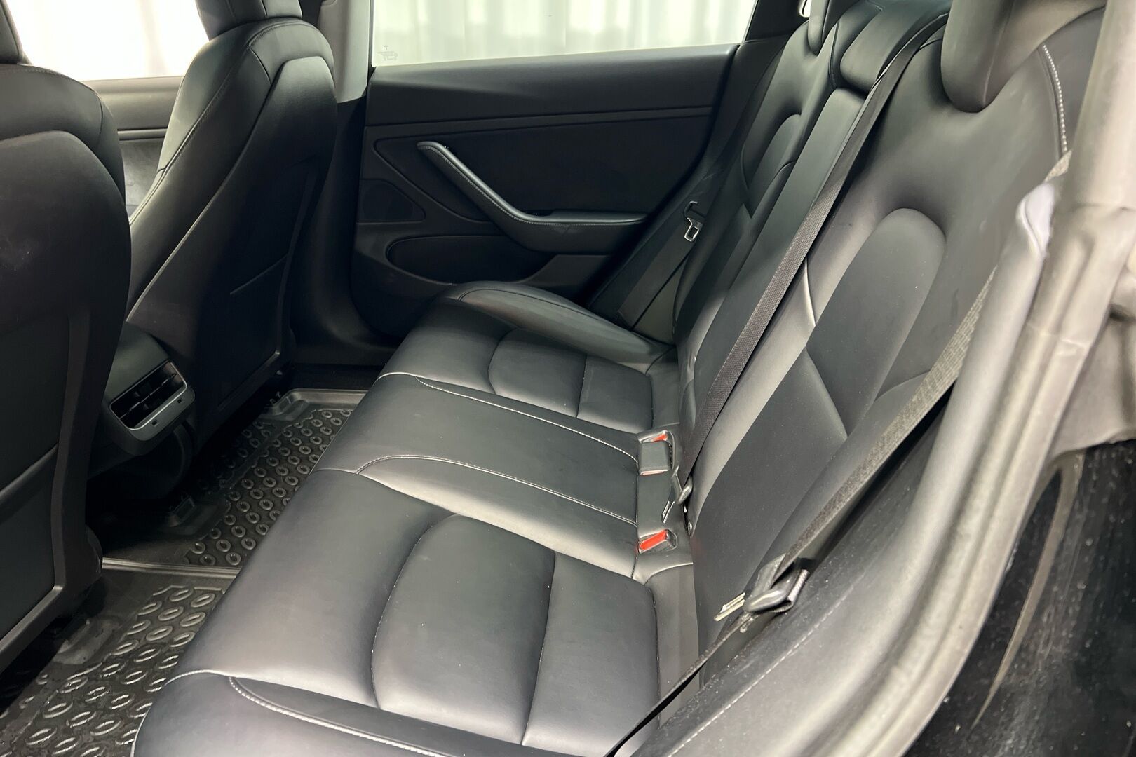 Tesla Model 3 iso kuva 10