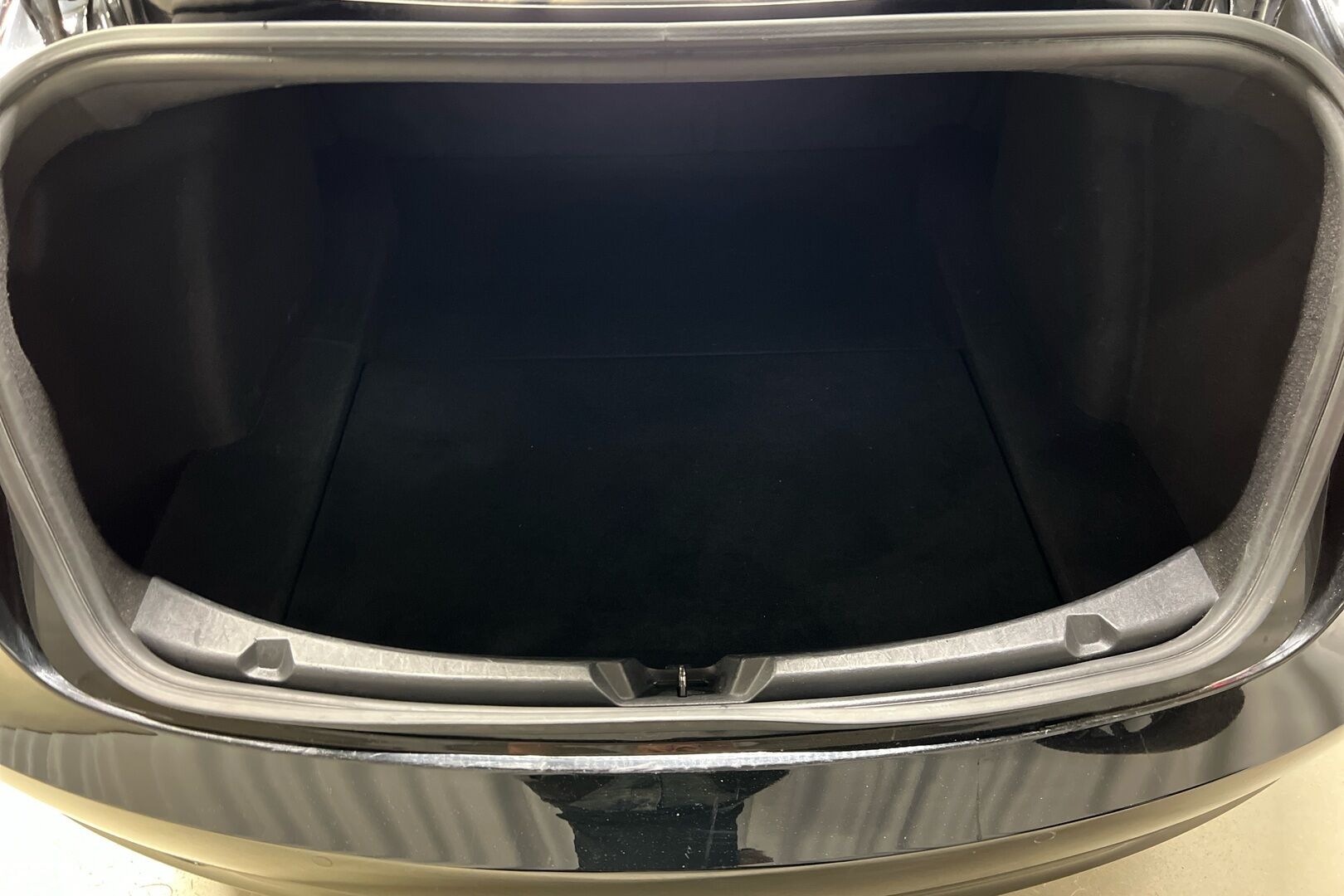 Tesla Model 3 iso kuva 11
