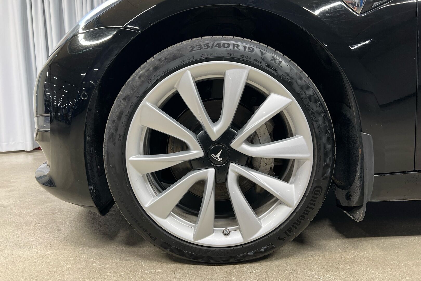 Tesla Model 3 iso kuva 12