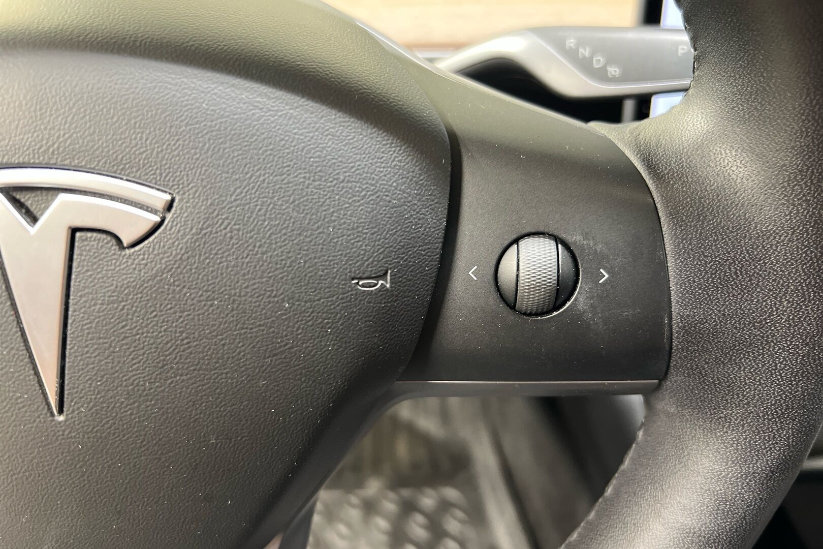 Tesla Model 3 iso kuva 16